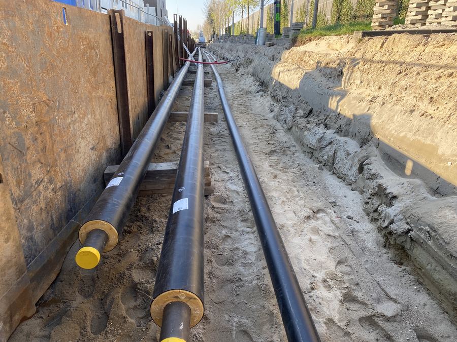 Aanleg stadsverwarmingsleidingen in sleuf